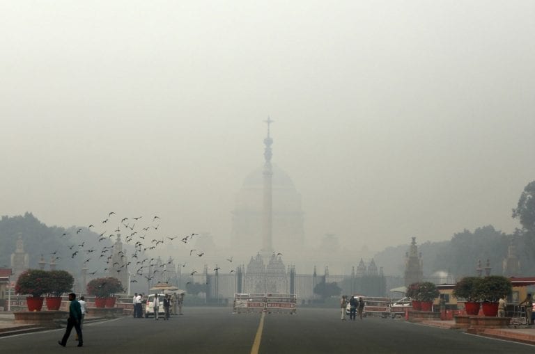 CPCB仔细考虑在Delhi中使用人造雨来解决排水道后的污染